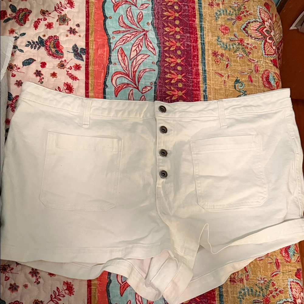Old Navy Women's Cream Button-Front Shorts. Plus size 22